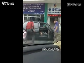 아버지에게 구타 당하는 아이