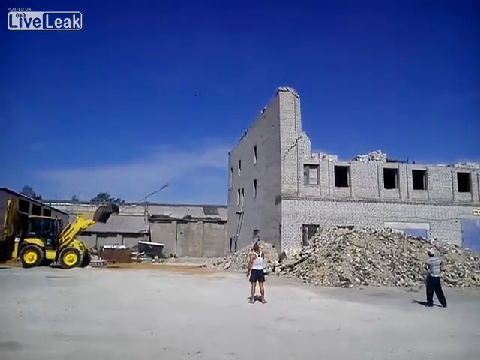 건물 철거할 때 옆에 있지 말라니까..