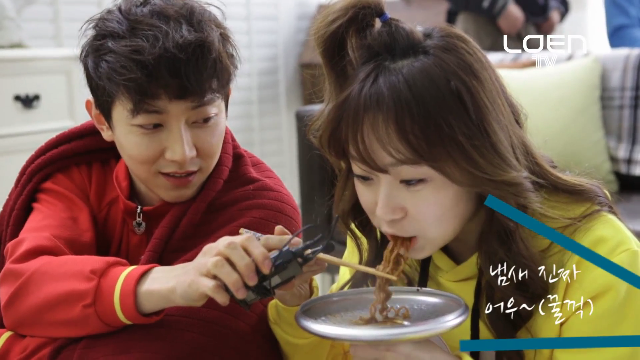 김슬기 이정혁 먹방 장면