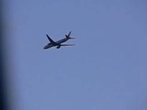 운항중 여객기 앞에 UFO 발견