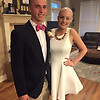 암으로 머리카락을 잃은 17세 소녀, 그녀에게 용기를 불어넣기 위해 남자 친구는...