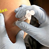 신종 코로나 바이러스 백신을 접종하면 무슨 일이 일어나는가?