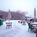 [겨울풍경영상] 한적한 카페 앞, 눈 내리는 영상 - 가평 스위스마을 - 눈내리는소리, ASMR, 겨울배경영상, 창문풍경영상,마음소풍