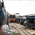태국 여행 #06 - 기차가 시장사이를 지나가는 위험한 시장, 메끌렁