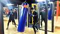 리쌍의 개리가 샌드백을 치다