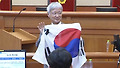 헌재서 벌어진 태극기 퍼포먼스
