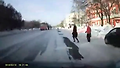 차에 치인 러시아 여성, 그냥 트롤리 타러 가는...