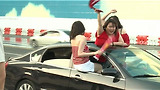 아슬아슬 차에 매달린 그녀들~