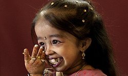 세계에서 가장 키가 작은 여성으로 기네스북에 오른 인도 소녀 조티 암지(Jyoti Amge)