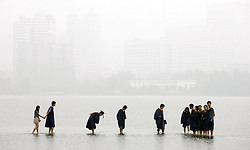 중국 무한(武漢)의 동호(東湖)가 넘쳐 물 위에서 졸업사진 찍다.