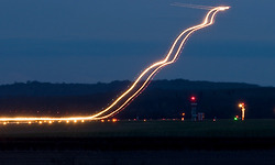 야간 공항에서 비행기 이·착륙시의 멋진 궤적 사진