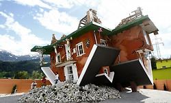 오스트리아 터펜스마을에 지어진 완벽하게 거꾸로 된 집