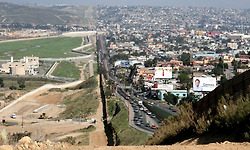 흡사 만리장성처럼 보여지는 미국과 멕시코의 국경선 풍경