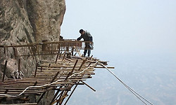 위험천만한 산 중턱의 절벽에다 관광길를 내는 중국 잔도공(棧道工)