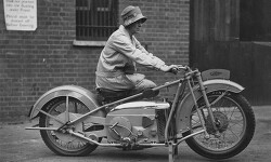 20세기 초 오토바이를 타는 여성들의 빈티지 사진