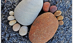 바닷가 예쁜 돌을 가지고 만든 돌 발자국(Stone Footprints)