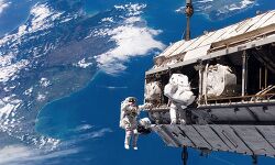 미 우주선 디스커버리호가 찍은 우주정거장 작업사진
