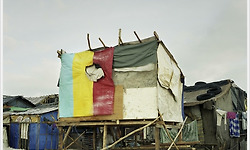 페터 비아로브르체스키(Peter Bialobrzeski)의 마닐라 빈민가를 담은 사진집 'CASE STUDY HOMES'