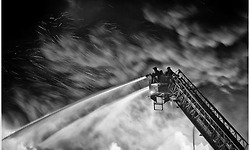 사진작가 브라이언 데이(Brian Day)가 찍은 소방대원의 화재 진압 장면