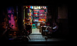 플로리안 뮬러(Florian Mueller)가 찍은 상하이 밤의 뒷골목에 있는 조그만 가게들