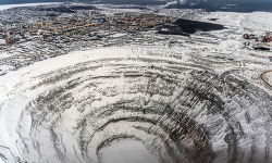 지구의 거대 구멍 미르니 다이아몬드 광산