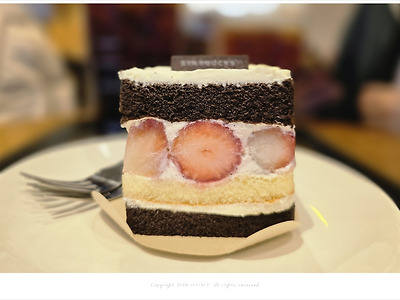 갤럭시 S24로 찍은 무보정 사진 스타벅스 2월 신상 딸기 케이크