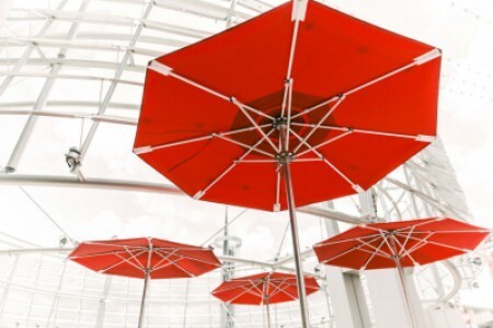 파라솔 우산 태양  여름 그늘 편안한 레스토랑 카페 테라스 커피 한잔 바닷가 휴식 바다 날씨