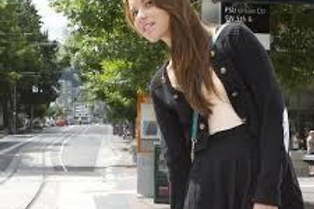 캐주얼 치마 검정 정장 버스정류장 정류소 나들이 캠퍼스 서있는 여대생 대학생 여학생 여자 기다리는 길거리 교통 사람 - 무료이미지