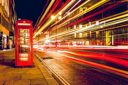 도시의 빨간 공중 전화 박스 영국 야간 조명 도로 전기 긴 노출 빛 운동 자동차 거리 고속도로 - 무료이미지