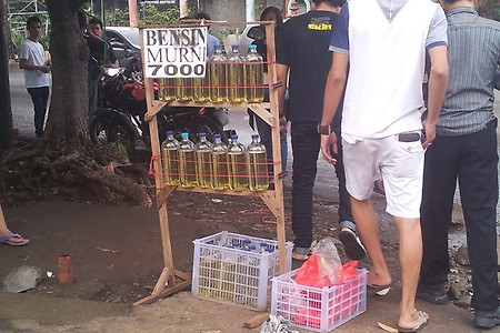 인도네시아 도로변에서 판매되는 투명한 병의 정체는?