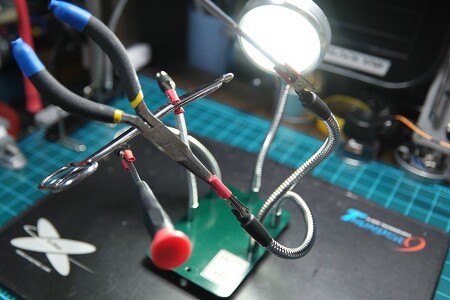 [DIY] 자작 써드핸드 납땜 스탠드에 자바라 LED등 달아주기