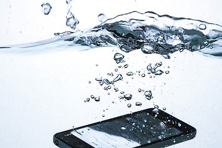 스마트폰 방진방수를 의미하는 IP등급, 알고 넘어가자!