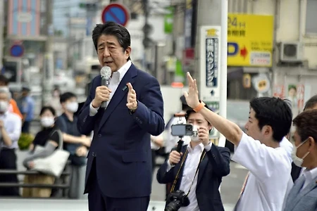 아베 전 총리, 거리유세 도중 두 차례 총격 피습, 결국 사망 | 일본 반응