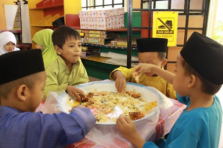 인도네시아인이 손으로 음식을 먹는 방법