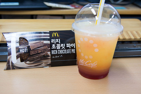맥도널드 리치 초콜릿 파이와 딸기레모네이드 후기