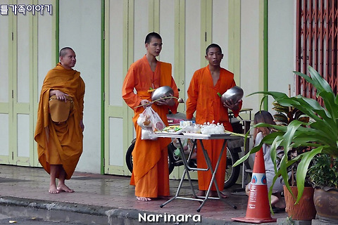 [Bangkok/Chinatown] 2017 Family Trip, Day 3 - Wat Traimit, Chinatown Gate, Wat Pathum Kongka, Wat Ko