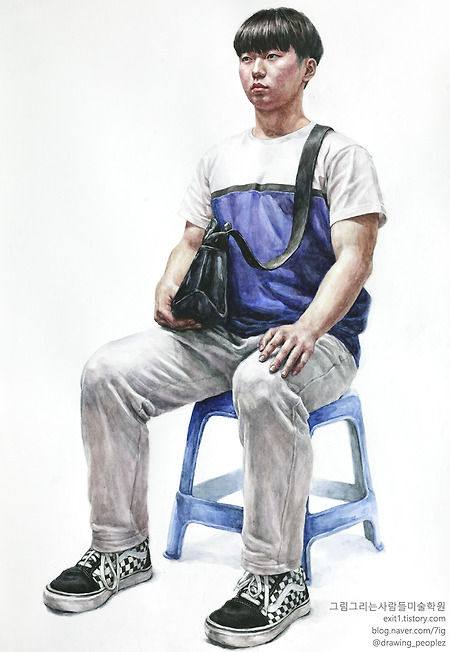 [인체·인물수채화 / 학생작] 파란색 티셔츠, 회색 바지를 입고 가방을 든 남성