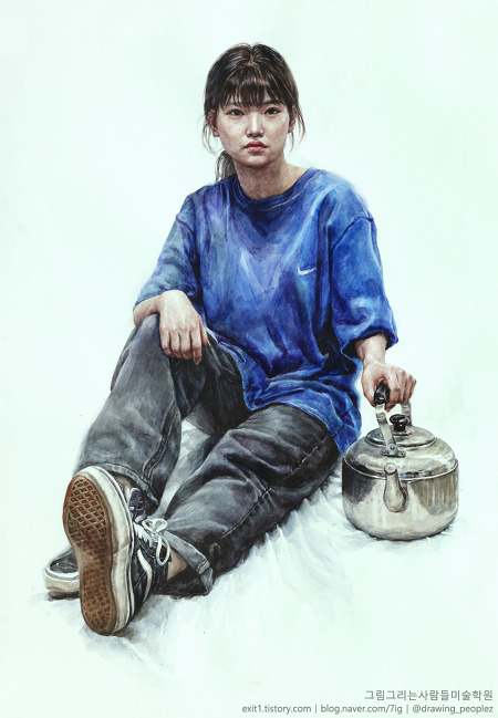 [인물·인체수채화 / 학생작] 파란색 티셔츠, 청바지를 입고 바닥에 앉은 여성과 주전자