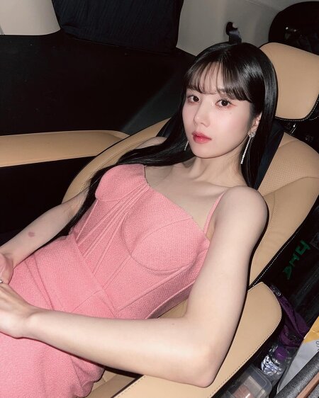 권은비 231224 인스타그램 핑크 드레스