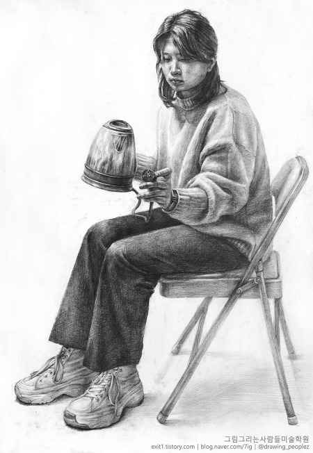 [인물·인체소묘 / 학생작] 검은 바지, 니트티셔츠를 입고 커피포트를 들고 있는 여성