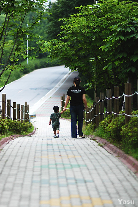 엄마랑 진휘랑 손 잡고 산책을 합니다~