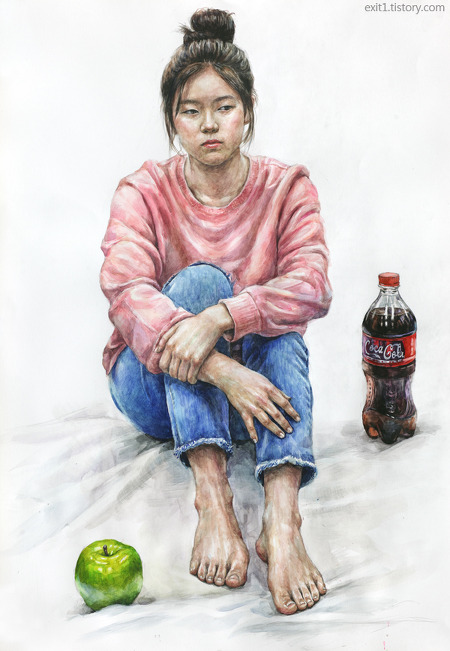 [인물·인체수채화 / 학생작] 분홍색 맨투맨티, 청바지를 입고 바닥에 앉아있는 여성 정면, 콜라병, 사과