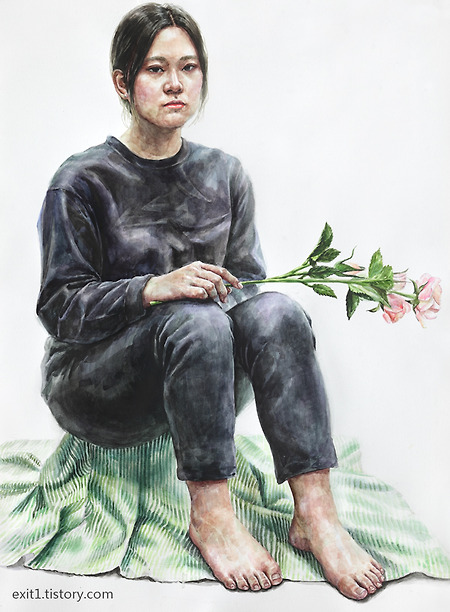 [인체·인물수채화 / 학생작] 검은색 상의, 검은색 바지를 입고 꽃을 든 여성과 녹색 스트라이프 천