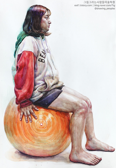 [인물·인체수채화 / 학생작] 후드티, 반바지를 입고 짐볼에 앉은 여성