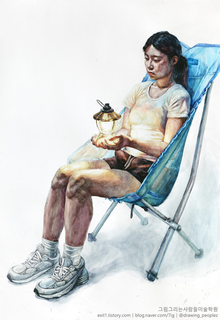 [인물·인체수채화 / 학생작] 캠핑의자에 앉아 램프를 든 여성