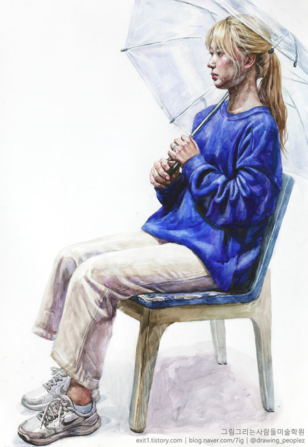 [인물·인체수채화 / 학생작] 파란색 상의, 흰색 바지를 입고 투명우산을 쓴 여성