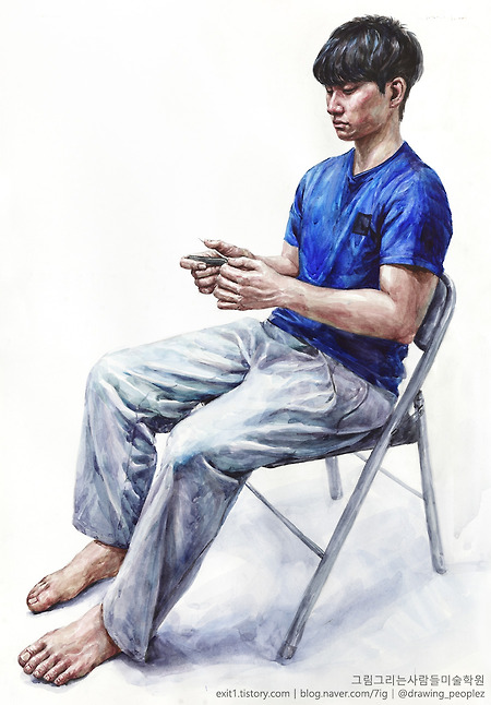 [인체·인물수채화 / 학생작] 파란색 반팔티, 회색 바지를 입고 손톱을 깎는 남성