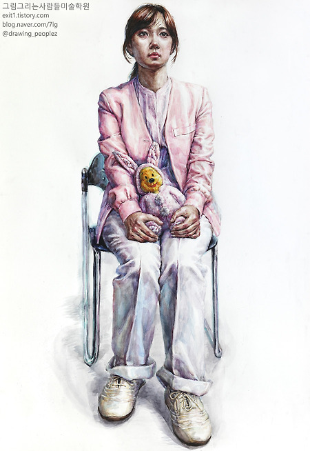 [인체·인물수채화 / 학생작] 연분홍 자켓, 흰색 바지를 입고 인형을 든 여성