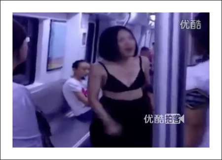 중국 지하철 속옷녀 등장, 39도의 찜통 더위 지하철 속옷녀 바로보기