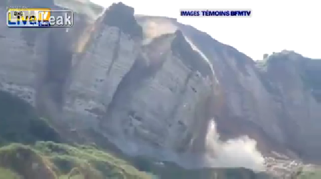  해변을 덮친 노르망디 절벽